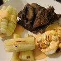 Anticuchos con crema de Rocoto (Peruvian beef heart kabob & spicy cream)