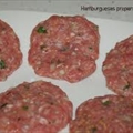 Hamburguesa con alcaparras y cerveza negra