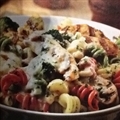 Pasta con vegetales y salsa de queso