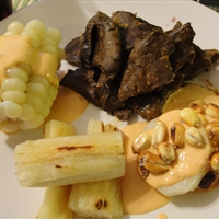 Anticuchos con crema de Rocoto (Peruvian beef heart kabob & spicy cream)