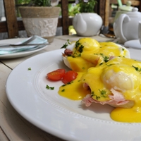 Eggs Benedict with Easy Hollandaise