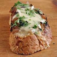 Roasted Garlic & Brie Toasts