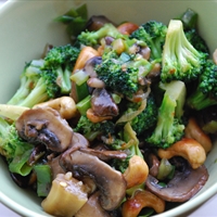 Stir-Fried Vegetables with Toasted Cashews