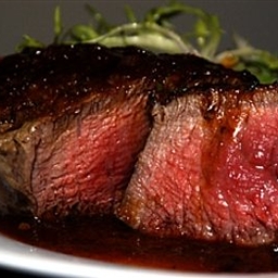 Pan-Seared Filet Mignon (Beef Tenderloin) with Shiraz Sauce